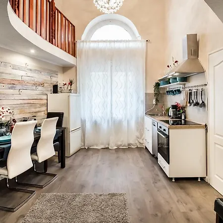 Roeck Premier Downtown Apartment *